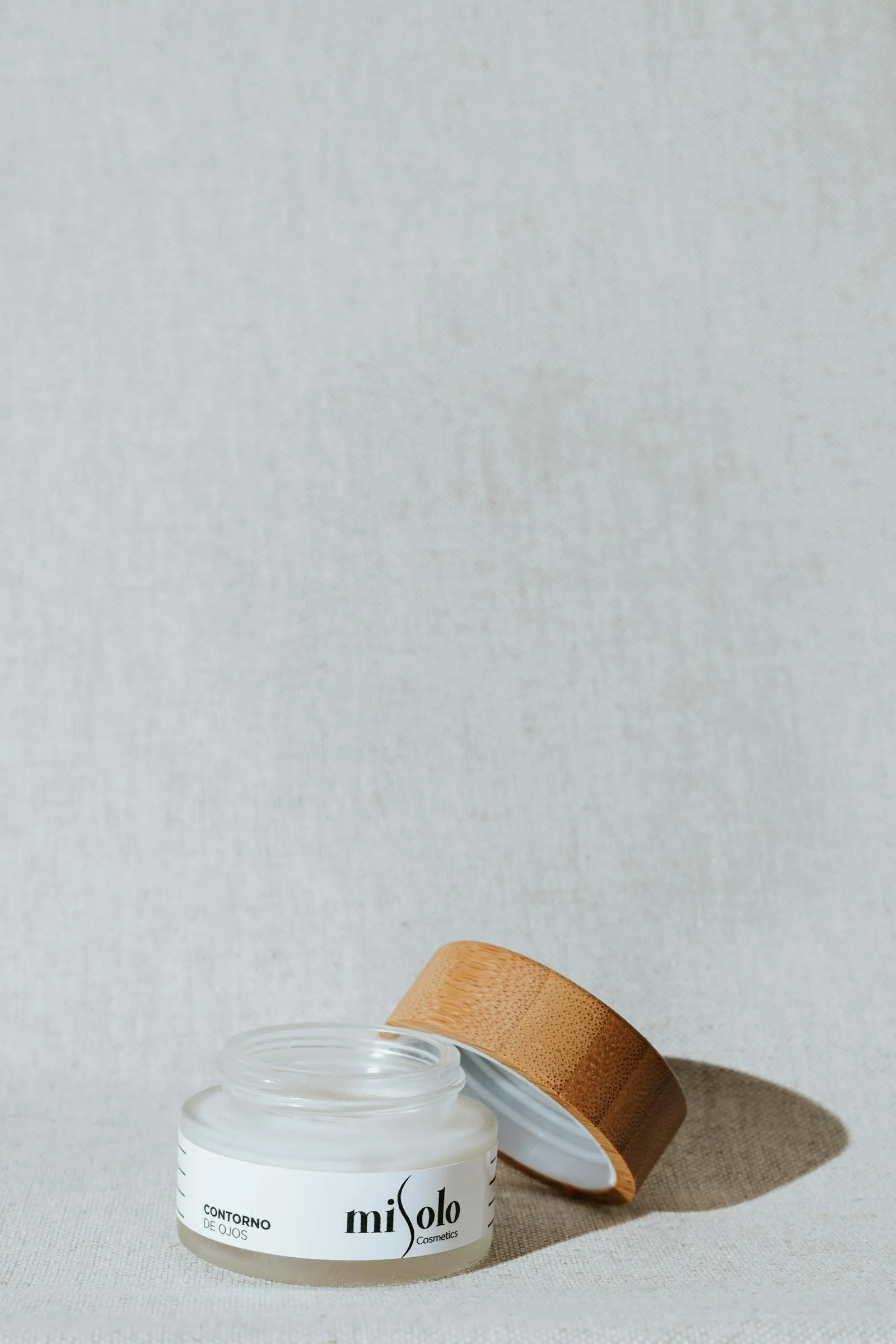 Cosmetic cream jar with lid